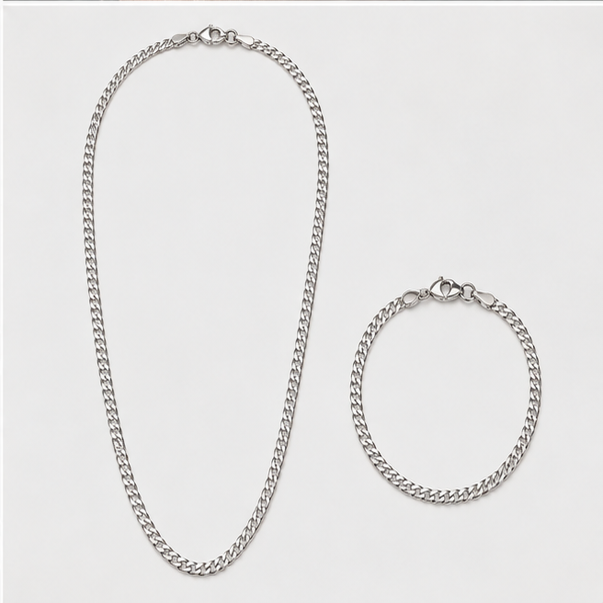 Kit Velare com corrente Grumet e pulseira em fundo claro